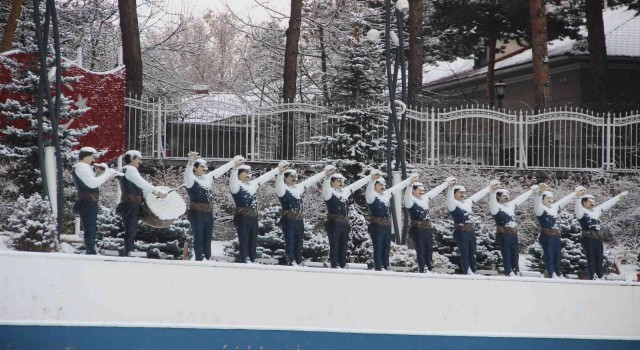 Sabah saatlerinde etkili olan kar yağışı Erzurumu beyaza bürüdü