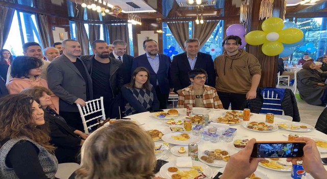 Şafak Sezer ve Arda Turan, Şilede özel bireylerle bir araya geldi