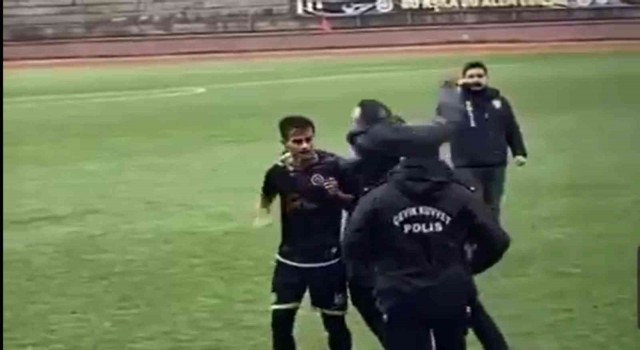 Sahaya inen kulüp başkanı rakip futbolcuyu tokatladı