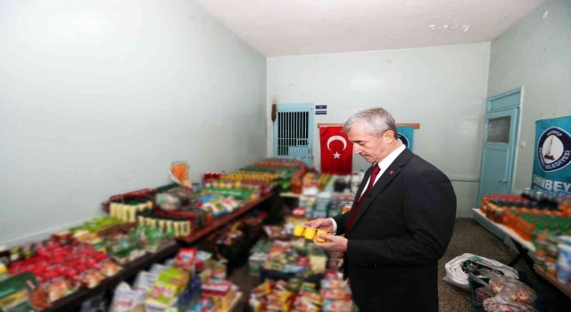 Şahinbeyde tarihi geçmiş 3 bin 574 ürün ele geçirildi