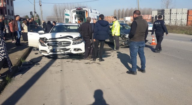 Sakaryada iki otomobil kafa kafaya çarpıştı: 1 yaralı