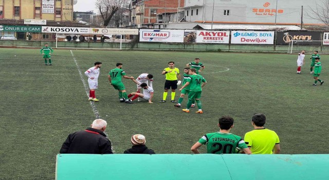 Sakatlanan hakem elinde bandajla maçı yönetti