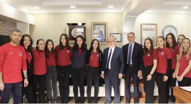 Şampiyon takımdan İlçe Milli Eğitim Müdürü Demire ziyaret