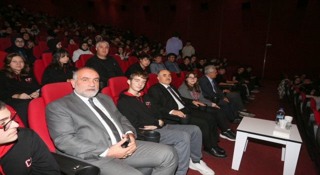 Samsun protokolü öğrencilerle Buğday Tanesi filmini izledi