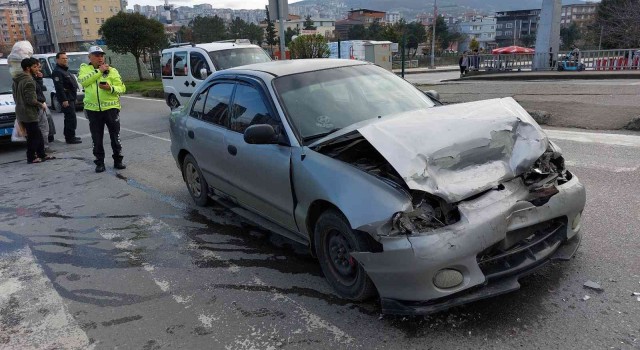 Samsunda köpeğe çarpmamak için yavaşlayan araca otomobil çarptı: 3 yaralı