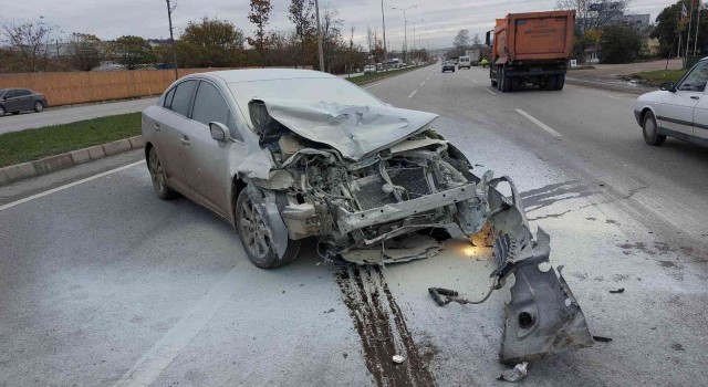 Samsunda tıra arkadan çarpan otomobiilin sürücüsü öümden döndü