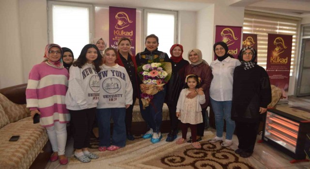 Sanatçı Demet Akalın, ihtiyaç sahibi aile için Kütahyanın Tavşanlı ilçesine geldi