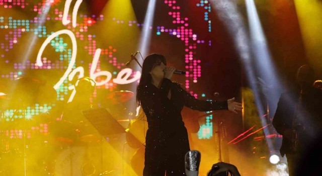 Sanatçı Merve Özbey, Dörtyolda konser verdi