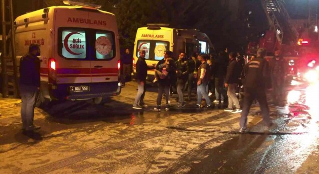 Sancaktepede 7 katlı apartmanda yangın: Bir kişi hastaneye kaldırıldı