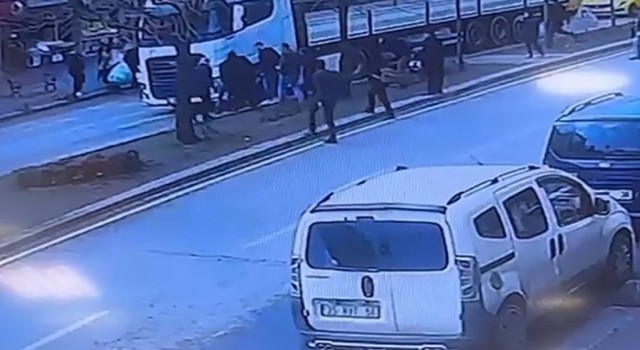 Sancaktepe'de feci kaza: Yaşlı kadın tırın altında kalarak hayatını kaybetti
