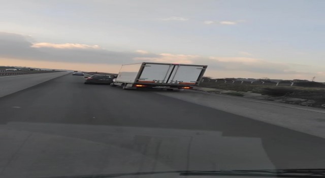 Sancaktepede trafik magandası kamyonetin önüne kırdı, trafiği tehlikeye attı