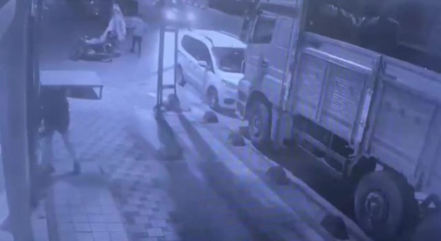 Sancaktepede yoldan geçen vatandaşa aldırmadan reklam panosu kapısını çaldı