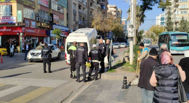 Şanlıurfada servis aracına silahlı saldırı: 1 yaralı