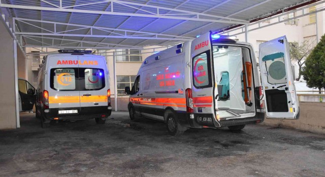 Şanlıurfada tarım işçilerini taşıyan minibüs şarampole devrildi: 23 yaralı