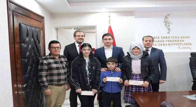 Şaphanede başarılı öğrenciler ödüllendirildi