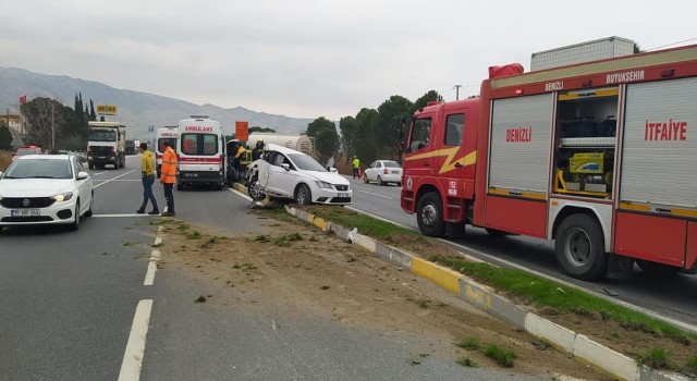 Sarayköyde trafik kazası;3 yaralı