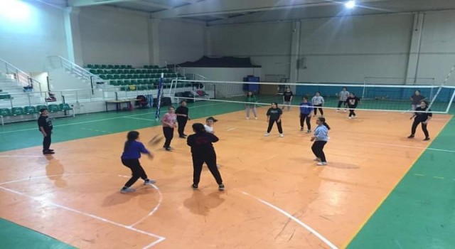 Sarıgölde kız öğrencilerine yönelik voleybol kursu açıldı