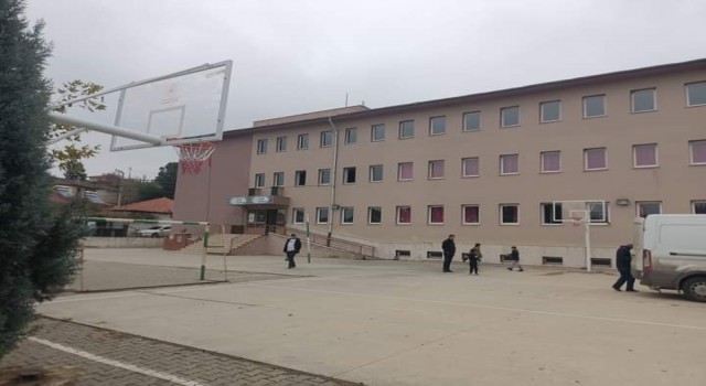 Sarıgölde okullara basketbol potaları yerleştirildi