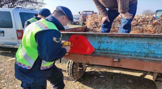 Sarımsak pazarında traktör sürücülerine reflektör dağıtıldı