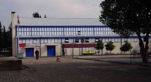Seferihisarda yakılan spor salonu yıkılıyor: Sporcular mağdur oldu