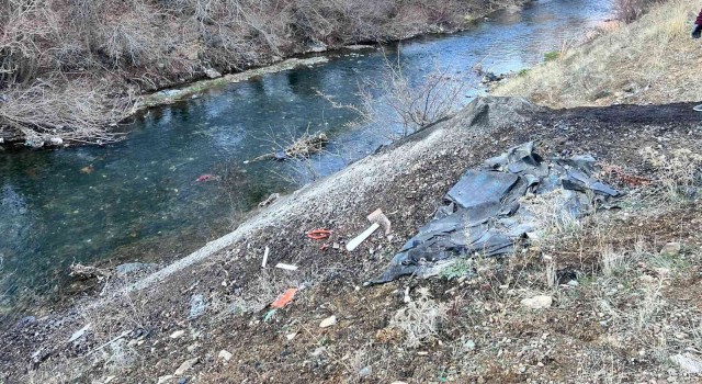 Şemdinlide dere yatağında çöp ve kömür külü kirliliği