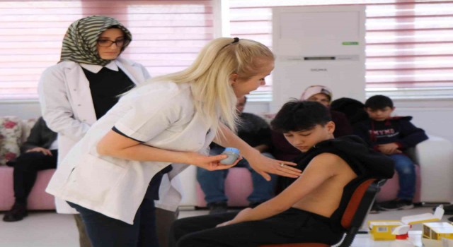 Sensör takılan şeker hastası çocuklar parmaklarının delinmesinden kurtuldu