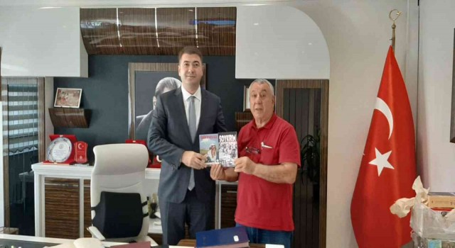 Serdar Ünsal, Yüreğim İrevanda kaldı romanını Vali Yardımcısı Ömer Said Karakaşa hediye etti