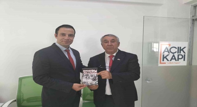 Serdar Ünsal, Selçuk Alakana soykırım kitabını hediye etti