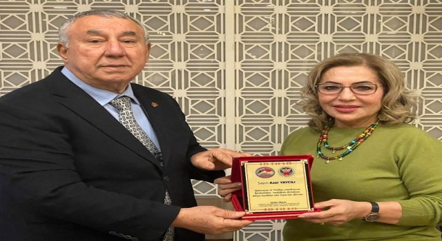Serdar Ünsaldan Azer Yaycılıya plaket