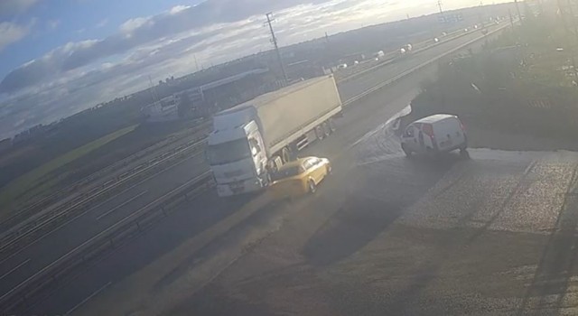Şerit değiştiren tır, taksiciyi kazaya sürükledi: O anlar kamerada