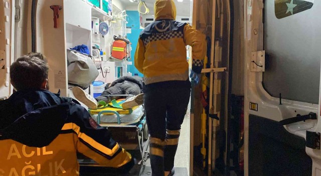 Servis minibüsü ile çarpışan hafif ticari araç hurdaya döndü: 1 yaralı