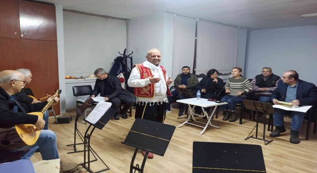 Sesi İzzet Altınmeşeye benzetiliyor, vatandaşlar severek dinliyor