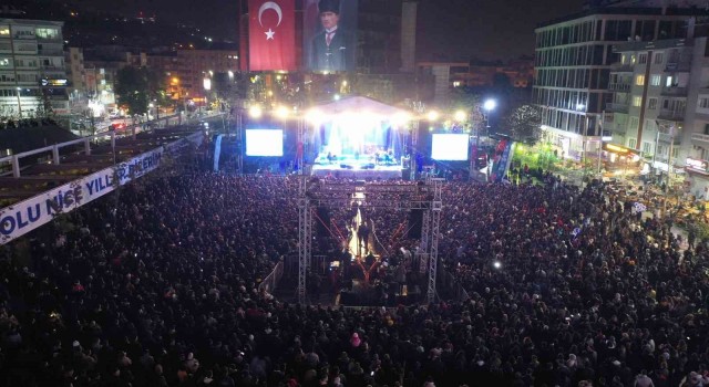 Sevilen sanatçı Şahin Aydınlılara unutulmaz bir akşam yaşattı