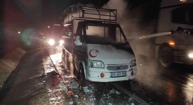 Seyir halindeki kamyonet alev aldı