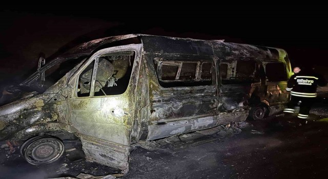 Seyir halindeki minibüs alev alev yandı