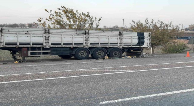 Seyir halindeki tır alev yandı