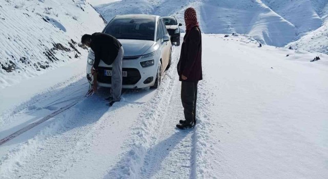 Siirtte kar yolları kapattı, ekipler hasta çocuk için seferber oldu