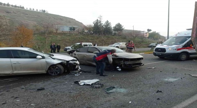 Siirtte zincirleme kaza: 5 yaralı