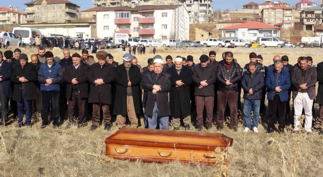 Silahla vurulan 3 kişi gözyaşları arasında toprağa verildi