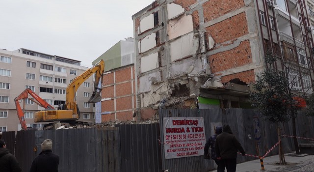 Silivride bir bina kentsel dönüşüm nedeniyle yıkılırken yan bina zarar gördü