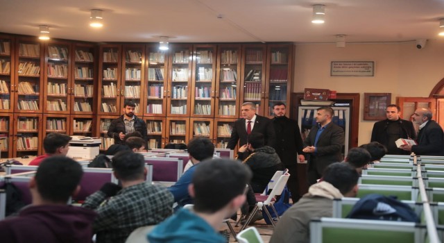 Sınavlara hazırlanan öğrencilere kitap