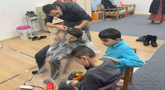 Sınıf öğretmeninden özel öğrencilere berber hizmeti