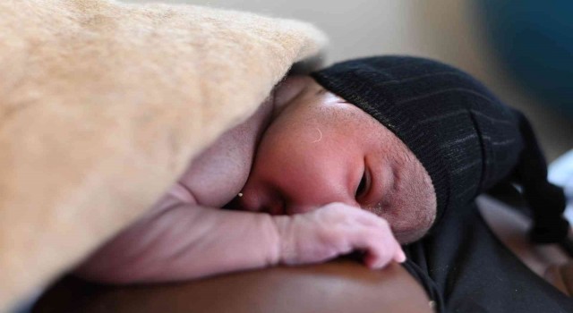 Sınır Tanımayan Doktorların kurtarma gemisinde bir göçmen doğum yaptı