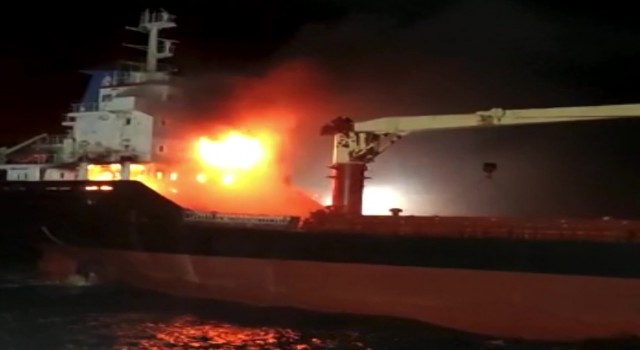 Sinop açıklarında yanan gemi Ünye Limanına çekiliyor