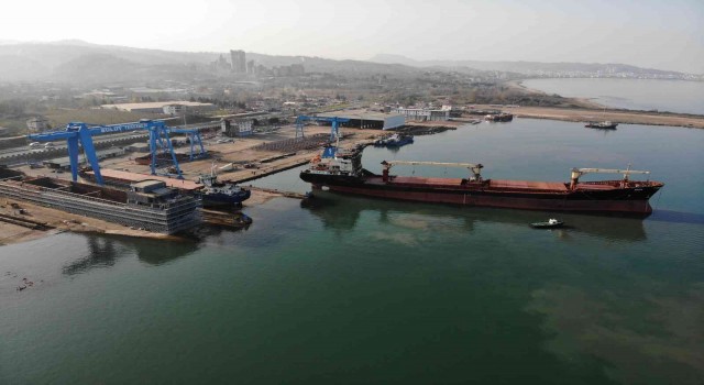 Sinop açıklarında yanan gemi, Ünye Tersanesine çekildi