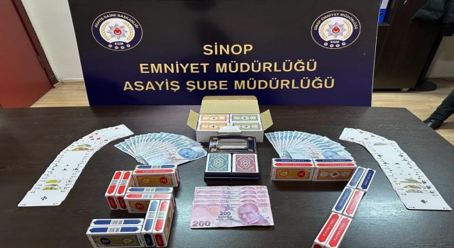 Sinopta kumar oynatılan mekana baskın
