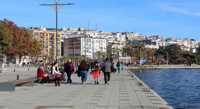 Sinopta vatandaşlar sıcak havayı sahilde değerlendirdi