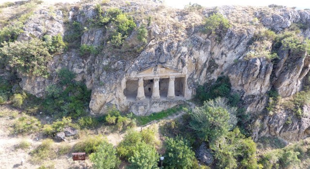 Sinopun saklı tarihi mekanı: Boyabat Kaya Mezarları