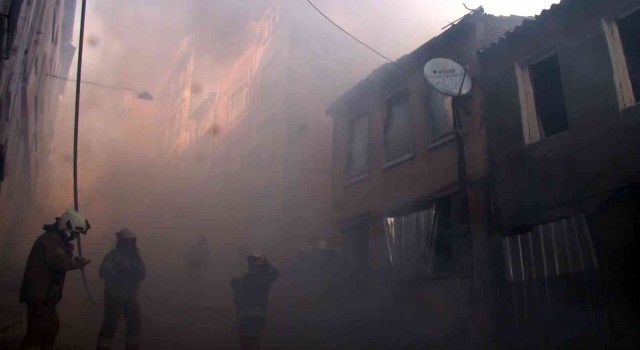 Şişlide itfaiye ekipleri binadan kopan parçaların altında kalmaktan kıl payı kurtuldu