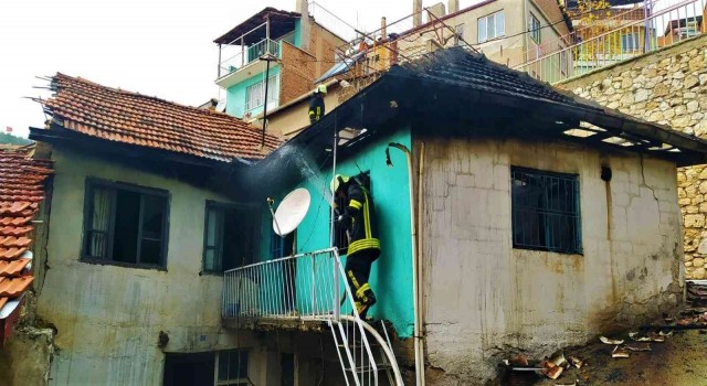 Soba bacasından çıkan yangın evi küle çevirdi